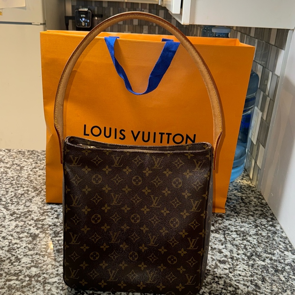 LOUIS VUITTON 
Monogram Looping MM